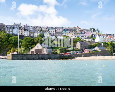 Maisons colorées de New Quay, Ceredigion, pays de Galles, vu de la mer le long d'une journée d'été Banque D'Images