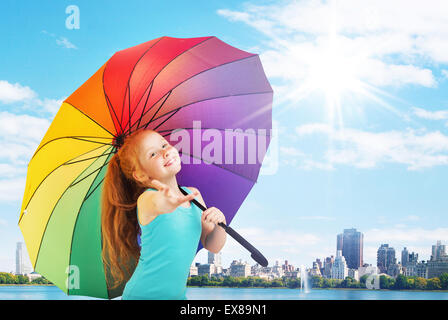 Jolie petite fille avec un parapluie coloré Banque D'Images