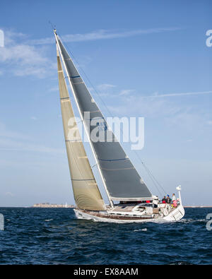 Grand Soleil 56 563R bat jusqu'à l'arrêt Château de Hurst aiguilles dans l'ouest du Solent pendant la course le Tour de l'Île 2015 Banque D'Images