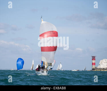 Seaquest SJ320 5678T Scarlet Jester sous spi après avoir passé les aiguilles pendant la course le Tour de l'Île 2015 Banque D'Images