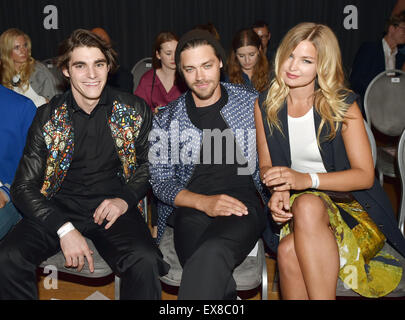 Berlin, Allemagne. 08 juillet, 2015. RJ Mitte acteur (L-R), connu pour avoir joué sur le Junior Walter White série télévisée nous 'Breaking Bad', l'acteur britannique Tom Payne, sa petite amie, modèle suédois Jennifer Akerman, poser comme ils vont à l'extérieur du défilé de Kilian Kerner à la Mercedes-Benz Fashion Week à Berlin, Allemagne, 08 juillet 2015. Printemps/Été 2016 Les collections sont présentées au cours de la Berlin Fashion Week du 07 au 10 juillet. Photo : Jens Kalaene/dpa/Alamy Live News Banque D'Images