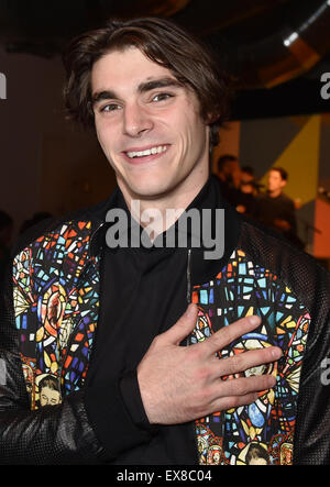 Berlin, Allemagne. 08 juillet, 2015. Le mannequin et acteur RJ Mitte, connu pour avoir joué sur le Junior Walter White série télévisée nous 'Breaking Bad', pose au cours de la piste hors site de Kilian Kerner show à la Mercedes-Benz Fashion Week à Berlin, Allemagne, 08 juillet 2015. Printemps/Été 2016 Les collections sont présentées au cours de la Berlin Fashion Week du 07 au 10 juillet. Photo : Jens Kalaene/dpa/Alamy Live News Banque D'Images