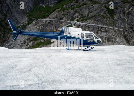Hélicoptère monomoteur atterrit sur un champ de glace Banque D'Images