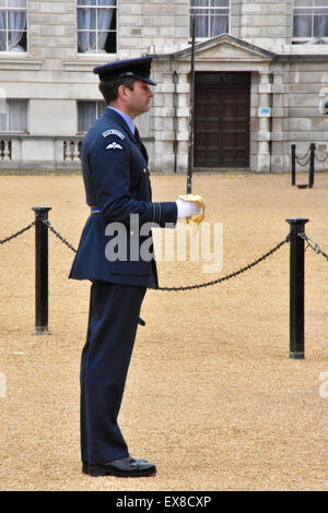 Londres, Royaume-Uni. 08 juillet, 2015. Le chef d'escadron Richard Evans de la couleur de la Reine, de l'Escadron Royal Air Force a présenté la garde d'honneur au chef des Forces de défense de la Malaisie, le général Tan Sri Dato' Sri Zulkifeli Mohd Zin au Horse Guards Parade, Londres, juillet 08, 2015 Credit : Rosli Othman/Alamy Live News Banque D'Images