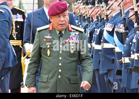 Londres, Royaume-Uni. 08 juillet, 2015. Le chef des Forces de défense de la Malaisie, le général Tan Sri Dato' Sri Zulkifeli Mohd Zin inspecter la garde d'honneur trouvés par l'imprimeur de la Color e Escadron de la Royal Air Force, avec encore de l'appui de l'Orchestre de la Royal Air Force à la Horse Guards Parade, Londres, 08 juillet 2015. Credit : Rosli Othman/Alamy Live News Banque D'Images