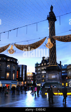 Shopping de Noël à Grays monument, Newcastle Banque D'Images