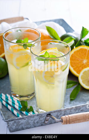 Agrumes fait maison dans des grands verres de limonade avec fruits frais Banque D'Images