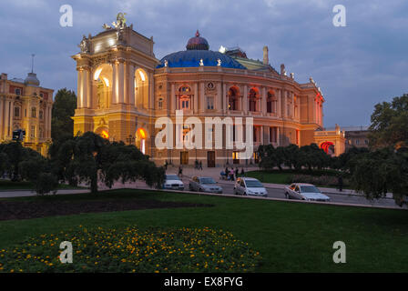 L'opéra d'Odessa dans la soirée avec l'éclairage allumé de couleur différente Banque D'Images