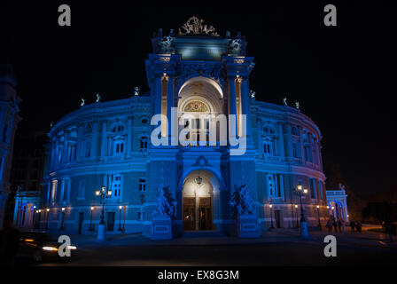 L'opéra d'Odessa dans la soirée avec l'éclairage allumé de couleur différente Banque D'Images