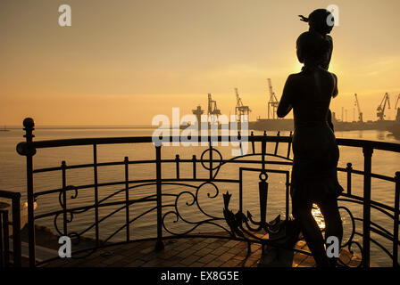 Une statue de la mère et son enfant attendent le retour de leur mari. la statue est silhouetté contre l'aube lumière à Odessa, ukra Banque D'Images