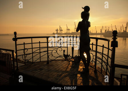 Une statue de la mère et son enfant attendent le retour de leur mari. la statue est silhouetté contre l'aube lumière à Odessa, ukra Banque D'Images