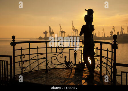 Une statue de la mère et son enfant attendent le retour de leur mari. la statue est silhouetté contre l'aube lumière à Odessa, ukra Banque D'Images