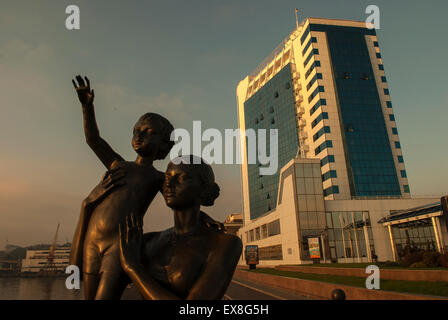 Une statue de la mère et son enfant attendent le retour de leur mari. la statue est silhouetté contre l'aube lumière à Odessa, Banque D'Images