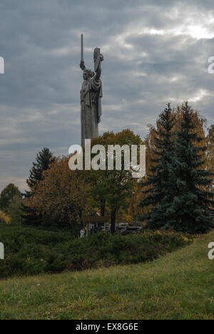 Rodina mat, statue de la mère patrie, Kiev, Ukraine en automne Banque D'Images