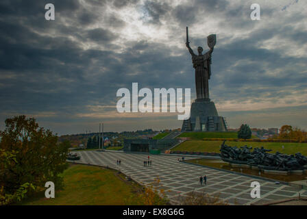 Rodina mat, statue de la mère patrie, Kiev, Ukraine en automne Banque D'Images