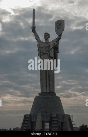 Rodina mat, statue de la mère patrie, Kiev, Ukraine en automne Banque D'Images