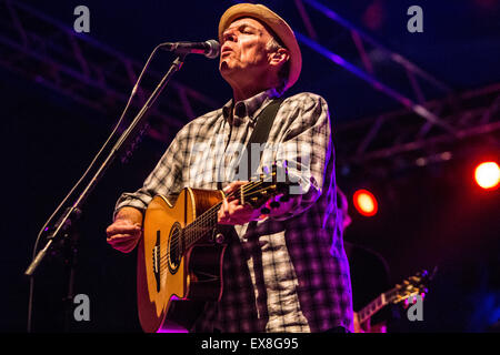 Milan Italie. 08 juillet 2015. Le chanteur/compositeur John Hiatt effectue live au CarroPonte au cours de la 'Bloom dans le Blues Festival d' Credit : Rodolfo Sassano/Alamy Live News Banque D'Images