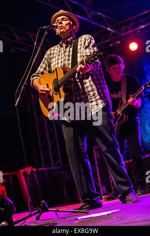 Milan Italie. 08 juillet 2015. Le chanteur/compositeur John Hiatt effectue live au CarroPonte au cours de la 'Bloom dans le Blues Festival d' Credit : Rodolfo Sassano/Alamy Live News Banque D'Images