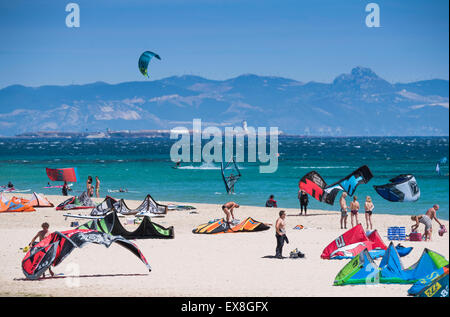 Le kitesurf à Tarifa. Costa de la luz, Cadix, Andalousie, espagne. Banque D'Images