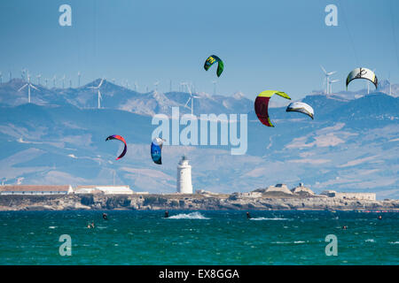 Le kitesurf à Tarifa. Costa de la luz, Cadix, Andalousie, espagne. Banque D'Images