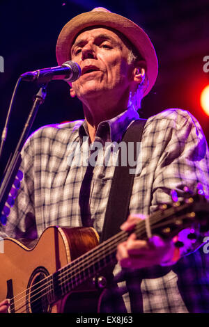 Milan Italie. 08 juillet 2015. Le chanteur/compositeur John Hiatt effectue live au CarroPonte au cours de la 'Bloom dans le Blues Festival d' Credit : Rodolfo Sassano/Alamy Live News Banque D'Images