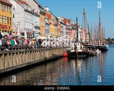 Yachts et bateaux traditionnels dans le quartier du port Nyhavn de Copenhague,Danemark, Banque D'Images