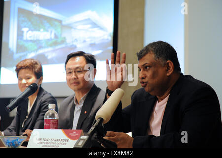 Singapour. 09 juillet 2015. Chef de la direction d'AirAsia Tony Fernandes (R) assiste à une conférence de presse à Singapour's Crowne Plaza Changi Airport le 9 juillet 2015. L'aéroport de Changi Group le jeudi a annoncé d'autres compagnies aériennes, dont trois du groupe AirAsia, Korean Air et Vietnam Airlines, opère à l'aéroport de Changi est nouveau Terminal 4 en 2017. © puis Chih Wey/Xinhua/Alamy Live News Banque D'Images
