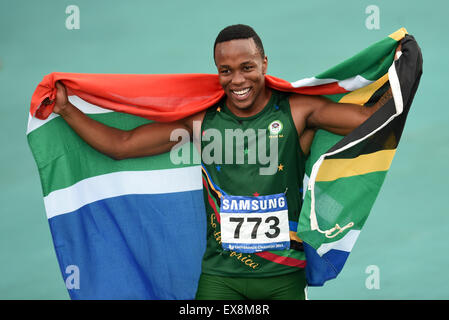 Gwangju, Corée du Sud. 09 juillet 2015. Akani Simbine de l'Afrique du Sud célèbre après avoir remporté le 100 m Finale à la 28e Universiade d'été à Gwangju, Corée du Sud, le 9 juillet 2015. Akani Simbine a remporté la course avec 9,97 secondes. © Li Jundong/Xinhua/Alamy Live News Banque D'Images