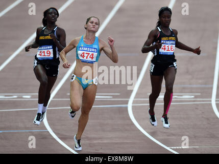 Gwangju, Corée du Sud. 09 juillet 2015. Viktoriya Zyabkina(C) du Kazakhstan passe la ligne d'arrivée en finale du 100 m femmes lors de la 28e Universiade d'été à Gwangju, Corée du Sud, le 9 juillet 2015. Viktoriya Zyabkina a remporté la course avec 11,23 secondes. © Li Jundong/Xinhua/Alamy Live News Banque D'Images