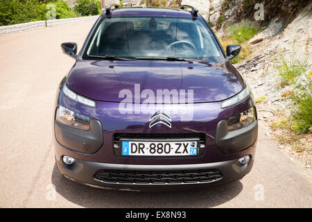 Propriano, France - 1 juillet 2015 : violet foncé nouvelle Citroën C4 Cactus sur la route de montagne de Corse Banque D'Images