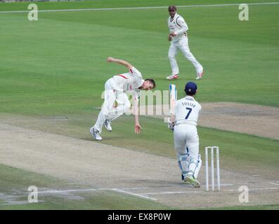 Manchester UK 9 Juillet 2015 James Faulkner tente de récupérer la balle sur son propre bowling le quatrième jour de la match de championnat entre le comté de Lancashire et de l'Essex au Emirates Old Trafford Lancashire avec insistance une improbable gagner dans un match touchés par la pluie. Faulkner a terminé avec cinq guichets. Lancashire Cricket Essex v Manchester, UK Crédit : John Fryer/Alamy Live News Banque D'Images