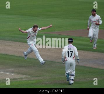 Manchester UK 9 Juillet 2015 James Faulkner (Lancashire) montre son plaisir à prendre son quatrième guichet le quatrième jour du match de championnat entre le comté de Lancashire et de l'Essex au Emirates Old Trafford avec Lancashire en faveur d'un improbable gagner dans un match touchés par la pluie. Faulkner a terminé avec cinq guichets. Lancashire Cricket Essex v Manchester, UK Crédit : John Fryer/Alamy Live News Banque D'Images