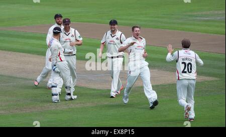 Manchester UK 9 Juillet 2015 James Faulkner (Lancashire) montre son plaisir à prendre son quatrième guichet le quatrième jour du match de championnat entre le comté de Lancashire et de l'Essex au Emirates Old Trafford avec Lancashire en faveur d'un improbable gagner dans un match touchés par la pluie. Faulkner a terminé avec cinq guichets. Lancashire Cricket Essex v Manchester, UK Crédit : John Fryer/Alamy Live News Banque D'Images