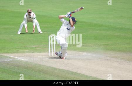 Manchester UK 9 juillet 2015 Nick Browne (Essex) durs durant son innings de 105 le quatrième jour de la match de championnat entre le comté de Lancashire et de l'Essex au Emirates Old Trafford Lancashire avec insistance une improbable gagner dans un match touchés par la pluie. Lancashire Cricket Essex v Manchester, UK Crédit : John Fryer/Alamy Live News Banque D'Images