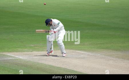 Manchester UK 9 juillet 2015 Graham Napier (Essex) évite un videur durant son innings de 23 le quatrième jour de la match de championnat entre le comté de Lancashire et de l'Essex au Emirates Old Trafford Lancashire avec insistance une improbable gagner dans un match touchés par la pluie. Lancashire Cricket Essex v Manchester, UK Crédit : John Fryer/Alamy Live News Banque D'Images