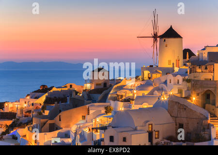 La ville d'Oia au coucher de soleil sur Santorin, l'une des îles des Cyclades en mer Égée, Grèce. Banque D'Images