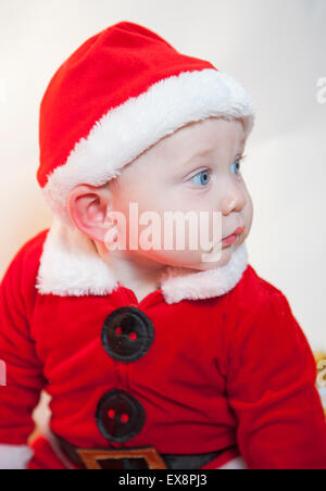 Mignon bébé au père Noël outfit Banque D'Images