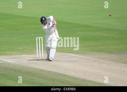 Manchester UK 9 juillet 2015 Graham Napier (Essex) entraîne à la frontière au cours de ses manches de 23 le quatrième jour de la match de championnat entre le comté de Lancashire et de l'Essex au Emirates Old Trafford Lancashire avec insistance une improbable gagner dans un match touchés par la pluie. Lancashire Cricket Essex v Manchester, UK Crédit : John Fryer/Alamy Live News Banque D'Images