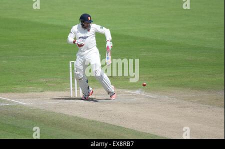 Manchester UK 9 juillet 2015 Graham Napier (Essex) joue à la jambe lors de ses manches de 23 le quatrième jour de la match de championnat entre le comté de Lancashire et de l'Essex au Emirates Old Trafford Lancashire avec insistance une improbable gagner dans un match touchés par la pluie. Lancashire Cricket Essex v Manchester, UK Crédit : John Fryer/Alamy Live News Banque D'Images