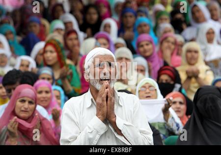 (150709) -- SRINAGAR, le 9 juillet 2015 (Xinhua) -- les dévots musulmans du Cachemire recherche de bénédictions comme prêtre principal affiche une relique du Prophète Muhammad à l'Hazratbal shrine, pour marquer le Jour de Martyr Hazrat Ali pendant le Ramadan, à Srinagar, la capitale d'été du Cachemire sous contrôle indien, le 9 juillet 2015. Les musulmans à travers le monde s'abstenir de manger, boire et fumer de l'aube au crépuscule pour observer le saint mois de jeûne du Ramadan. (Xinhua/Javed Dar) Banque D'Images