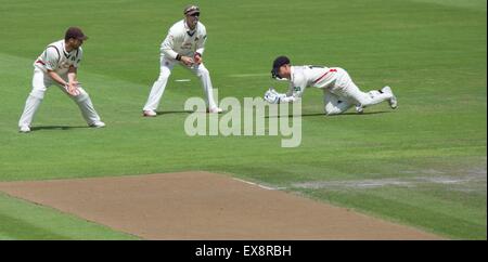 Manchester UK 9 juillet 2015 Alex Davies (Lancashire) plonge pour arrêter la balle sur le quatrième jour de la match de championnat entre le comté de Lancashire et de l'Essex au Emirates Old Trafford Lancashire avec insistance une improbable gagner dans un match touchés par la pluie. Lancashire Cricket Essex v Manchester, UK Crédit : John Fryer/Alamy Live News Banque D'Images