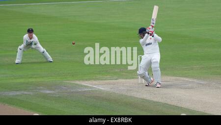 Manchester UK 9 juillet 2015 Graham Napier (Essex) bords et est capturé par Alex Davies de 23 le quatrième jour de la match de championnat entre le comté de Lancashire et de l'Essex au Emirates Old Trafford Lancashire avec insistance une improbable gagner dans un match touchés par la pluie. Lancashire Cricket Essex v Manchester, UK Crédit : John Fryer/Alamy Live News Banque D'Images