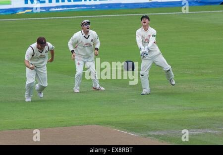 Manchester UK 9 juillet 2015 Alex Davies (Lancashire) célèbre l'attraper Graham Napier (Essex) pour 23 le quatrième jour de la match de championnat entre le comté de Lancashire et de l'Essex au Emirates Old Trafford Lancashire avec insistance une improbable gagner dans un match touchés par la pluie. Lancashire Cricket Essex v Manchester, UK Crédit : John Fryer/Alamy Live News Banque D'Images