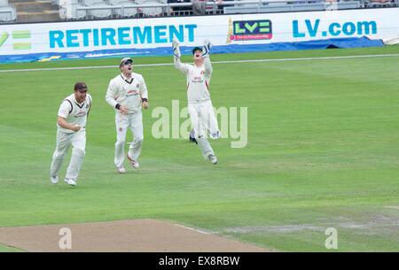 Manchester UK 9 juillet 2015 Alex Davies (Lancashire) célèbre l'attraper Graham Napier (Essex) pour 23 le quatrième jour de la match de championnat entre le comté de Lancashire et de l'Essex au Emirates Old Trafford Lancashire avec insistance une improbable gagner dans un match touchés par la pluie. Lancashire Cricket Essex v Manchester, UK Crédit : John Fryer/Alamy Live News Banque D'Images