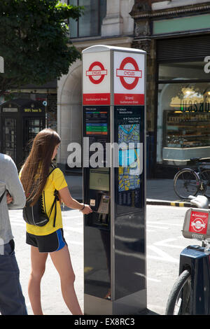 Londres, Royaume-Uni. 09 juillet, 2015. Une jeune femme paie pour embaucher un cycle parrainé par Santander pour voyager autour de la grève du personnel du tube sur l'ensemble du réseau du métro de Londres dans une rangée de plus de chaînes et de nouveaux services de nuit Crédit : Keith Larby/Alamy Live News Banque D'Images