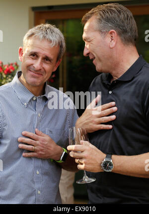 Bolzano, Italie. 7 juillet, 2015. Document - un document photo disponible le 08 juillet 2015 de Pierre Littbarski (L) et Andreas Koepke assister à la première soirée des Champions de la Coupe du Monde de la réunion de 1990 de l'hôtel Seeleiten (Caldaro - Caldaro) le 7 juillet 2015 à Bolzano, Italie. L'Allemagne a battu l'Argentine 1-0 en finale de la Coupe du Monde de la FIFA 1990 au Stade olympique de Rome, Italie, le 08 juillet 1990. Photo : JOHANNES SIMON/dpa (à l'ATTENTION DES RÉDACTEURS : POUR UN USAGE ÉDITORIAL UNIQUEMENT DANS LE CADRE DE CRÉDIT OBLIGATOIRE : Photo : Johannes Simon/Bongarts/Getty Images/afp)/dpa/Alamy Live News Banque D'Images