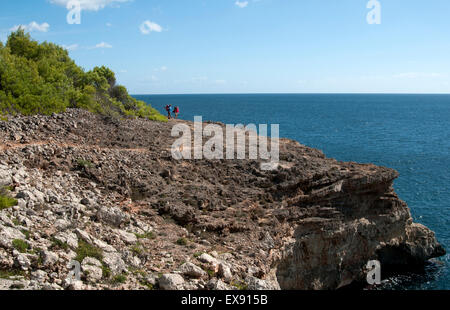 Deux randonneurs promenades le long de la Cami de Cavalls chemin côtier suite nuptiale sur l'île de Minorque espagne Banque D'Images
