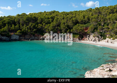 Les baigneurs et les nageurs sur le beau sable blanc et eau claire azure de Escorxada Beach sur l'île de Minorque espagne Banque D'Images