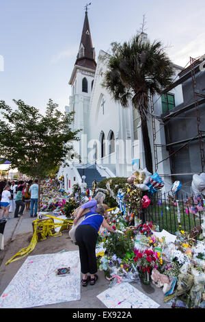 Vue d'ensemble du monument qui surgi devant Emanuel AME une semaine après la fusillade qui a eu 9 vies. Banque D'Images