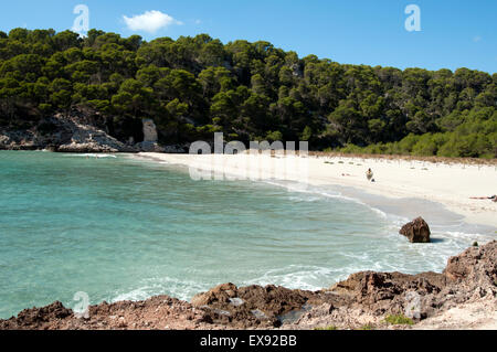 Les baigneurs et les nageurs sur le beau sable blanc et eau claire azure de Trebaluger Beach sur l'île de Minorque espagne Banque D'Images